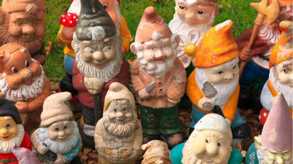 Keramikfiguren aus dem Garten sollten im Winter eingelagert werden.