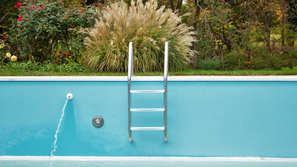 Pool im Garten ohne Wasser