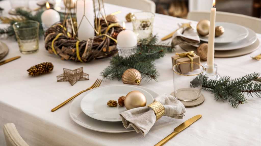Servietten, die in Farbe und Material mit der Tischdecke harmonieren, sind eine tolle Weihnachtsdeko.