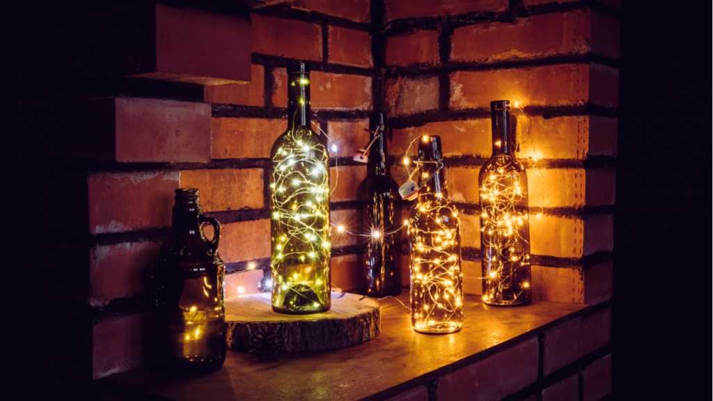 Eine Lichterkette in der Weinflasche oder dem Einweckglas ist ein richtiger Hingucker.