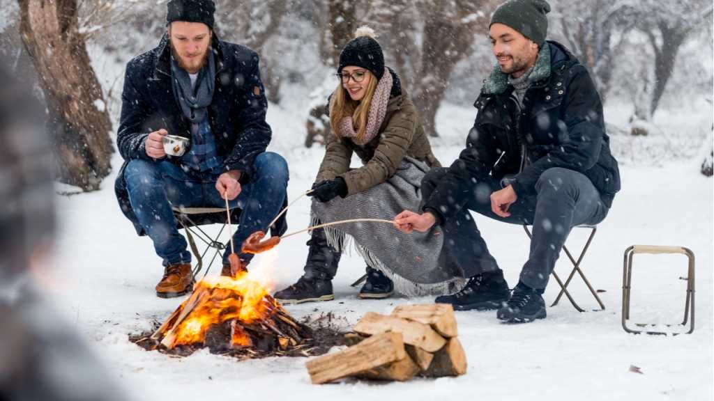 Beim Wintergrillen sollten Handschuhe, Schal und Mütze nicht fehlen.