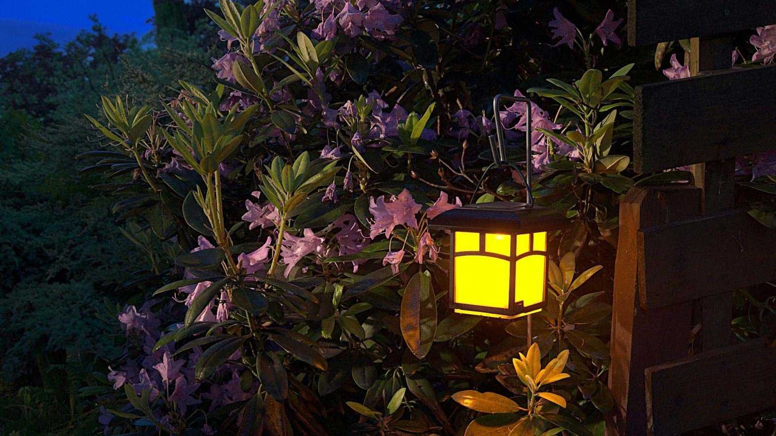 Gartenlaterne leuchtet am Abend