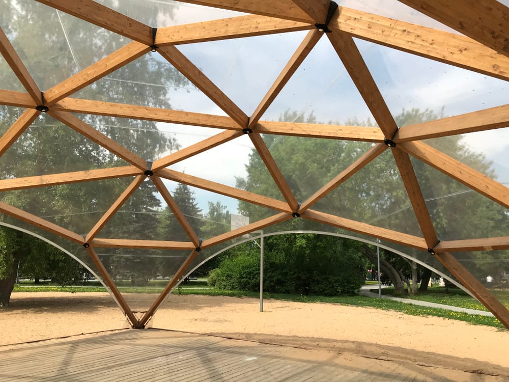 Das Gerüst einer Terrassenüberdachung Glas kann aus Holz bestehen.
