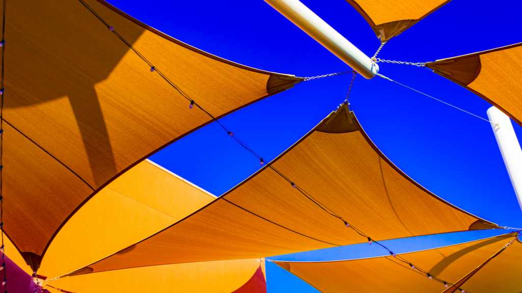 Ein Sonnensegel ist ideal für draußen als Schutz gegen Sonne geeignet.
