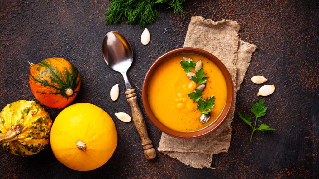 Die Kürbissuppe ist ein Klassiker der Herbst Gerichte.