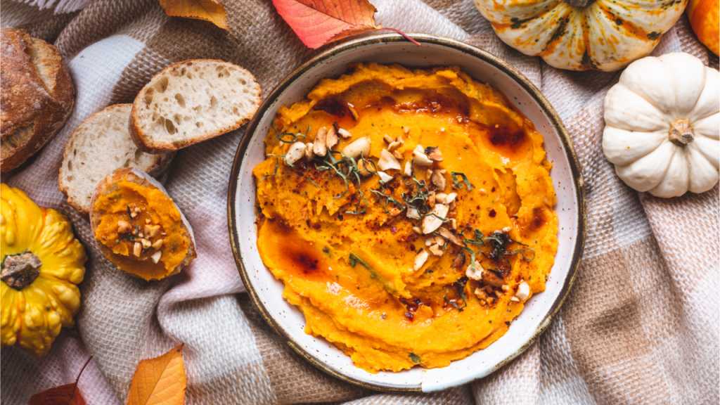 Der Kürbis Hummus ist perfekt für den Herbst geeignet.