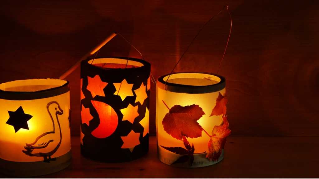 Selbst gemachte Laternen sind eine romantische DIY Weihnachtsdeko Idee.
