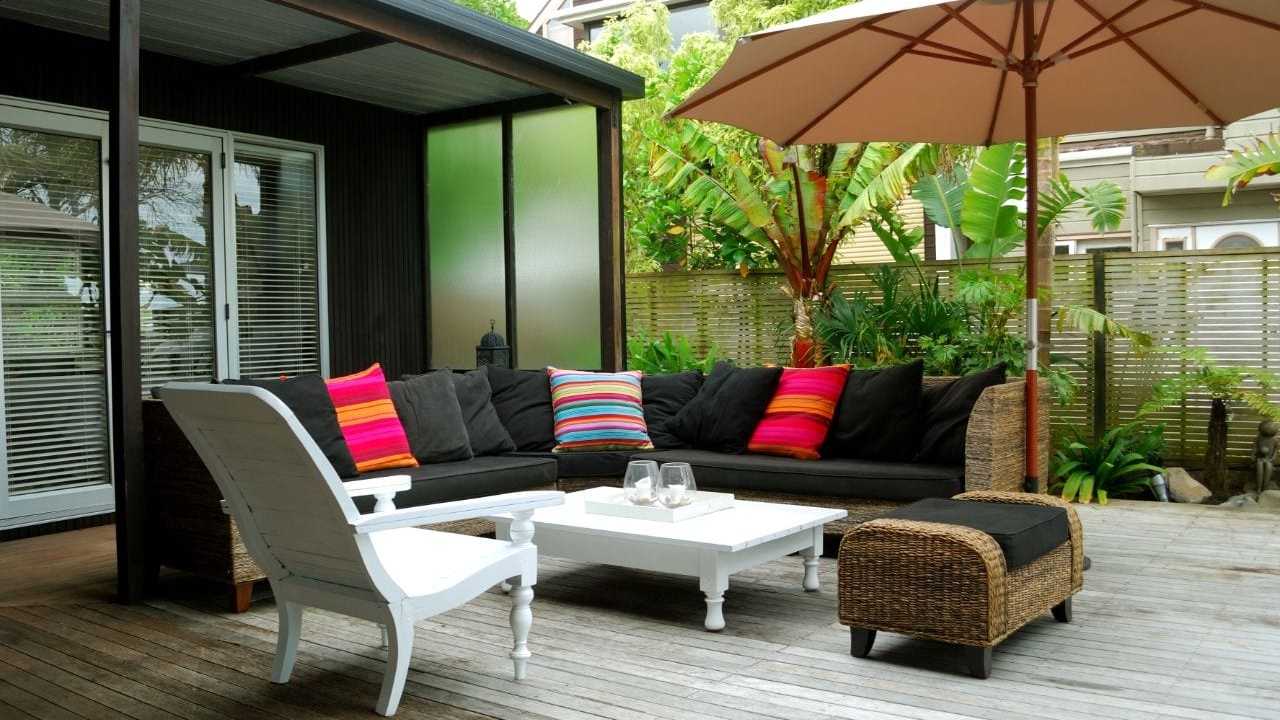 Balkon mit Sofa und Sonnenschirm