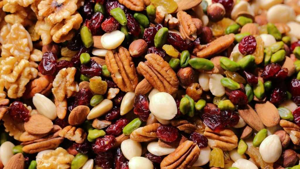 Bei Nüssen kommt es auf die Sorte an, ob sie für deinen Hund giftig sind. Maronen, Cashewkerne und Haselnüsse sind in geringen Mengen unschädlich. Muskatnuss, Erdnüsse, Bittermandeln oder Macadamia sind für den Hund jedoch hochgiftig.