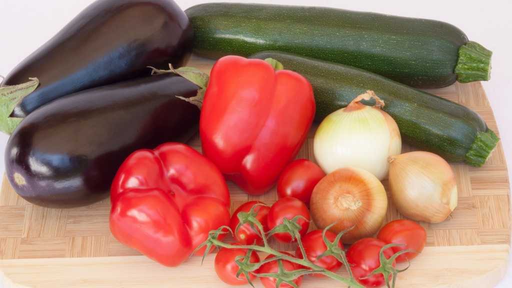 Nachtschattengewächse, wie zum Beispiel Tomate, Auberginen oder Paprika sind für den Hund in rohem Zustand wegen des Solaningehalts hochgiftig.