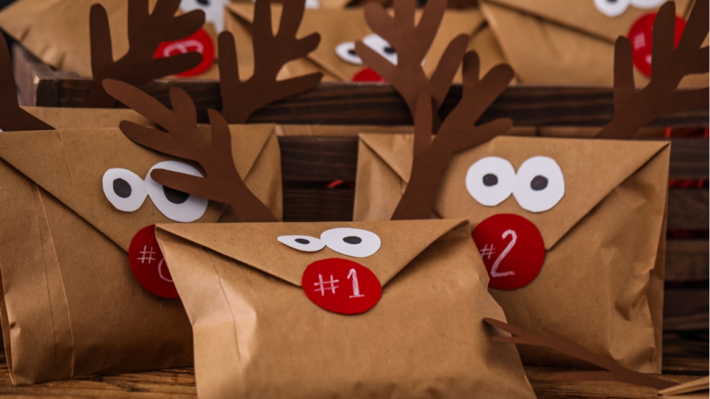 Ein Rentier-Adventskalender aus Umschlägen ist ein echter Hingucker.