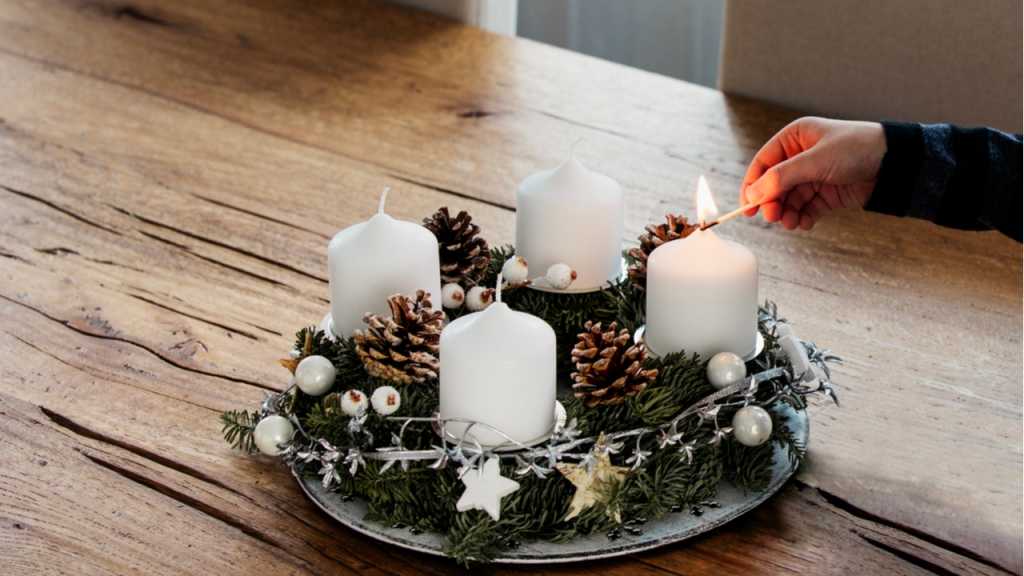 Dekokugeln und Bänder machen sich besonders gut auf einem Adventskranz.