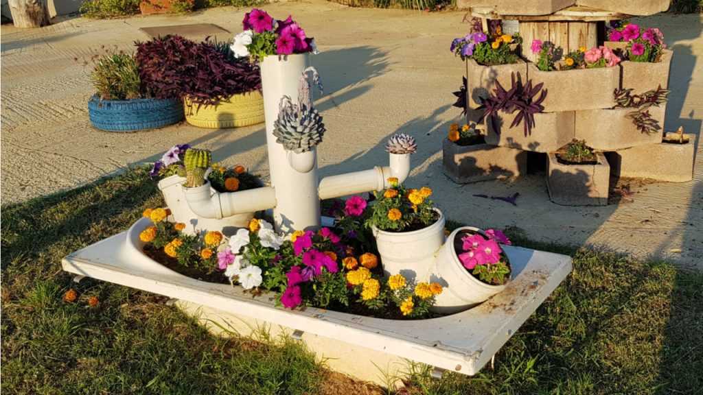 in einer Badewanne ein Blumenbeet