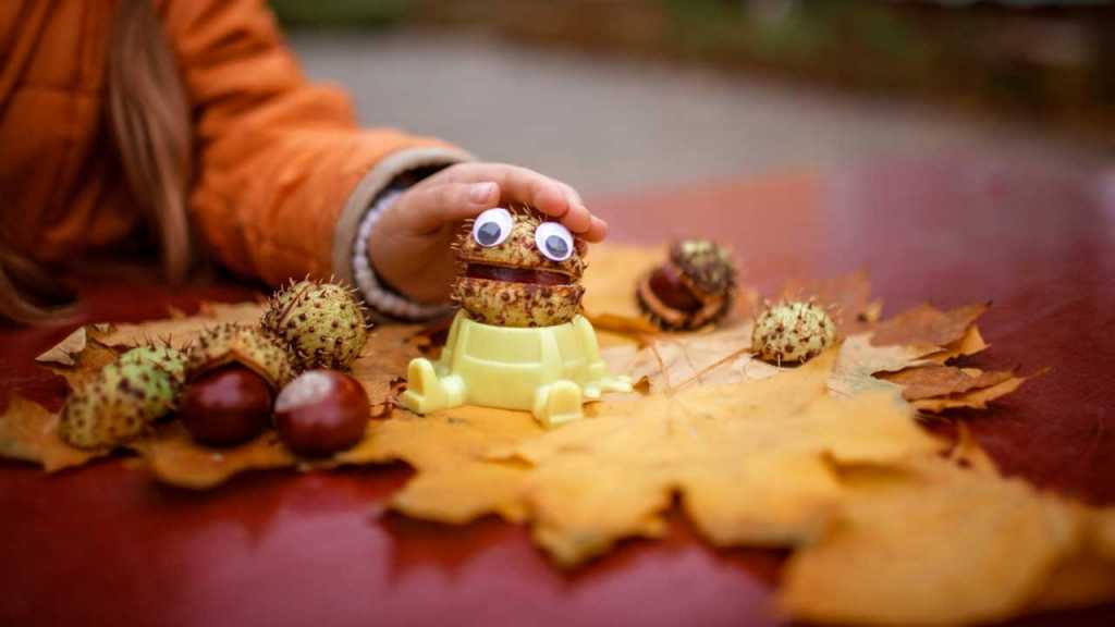 Kind mit selbstgemachter Deko