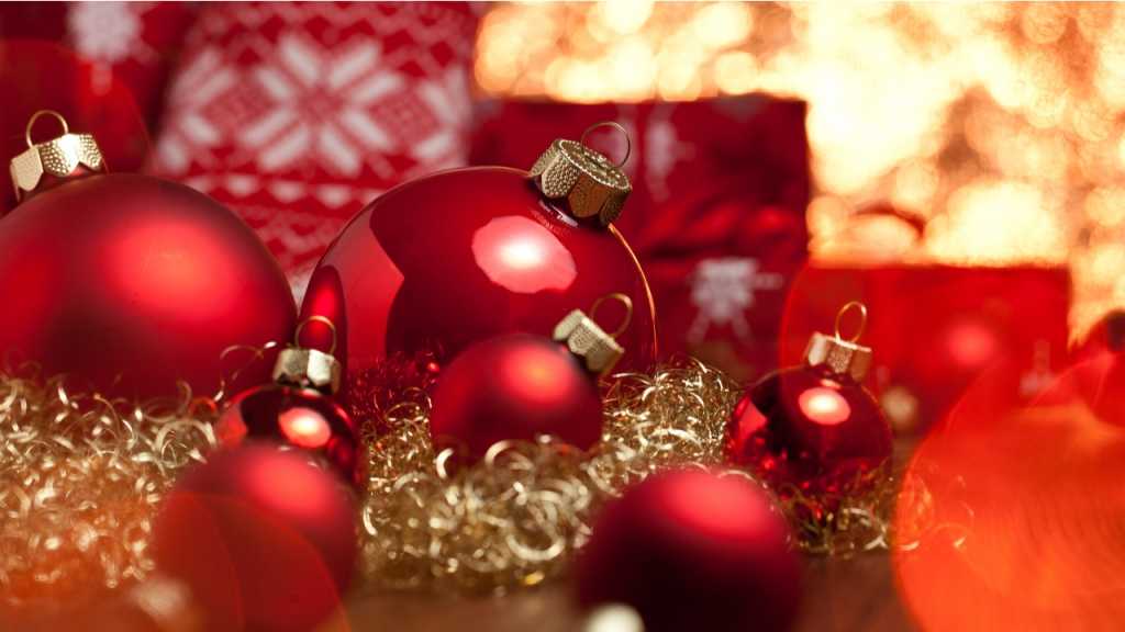 Dekokugeln erstrahlen gerne in weihnachtlichem Rot.