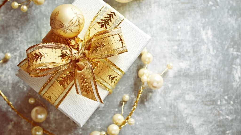 Geschenke lassen sich besonders gut mit Bändern und Kugeln verzieren.