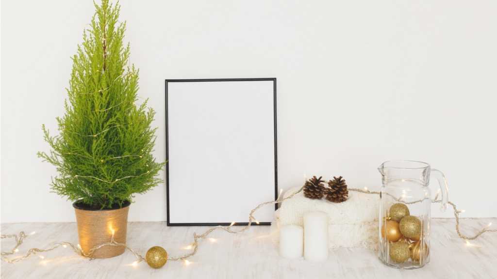 Lichterketten und Christbaumkugeln verschönern jede Kommode zur Weihnachtszeit.