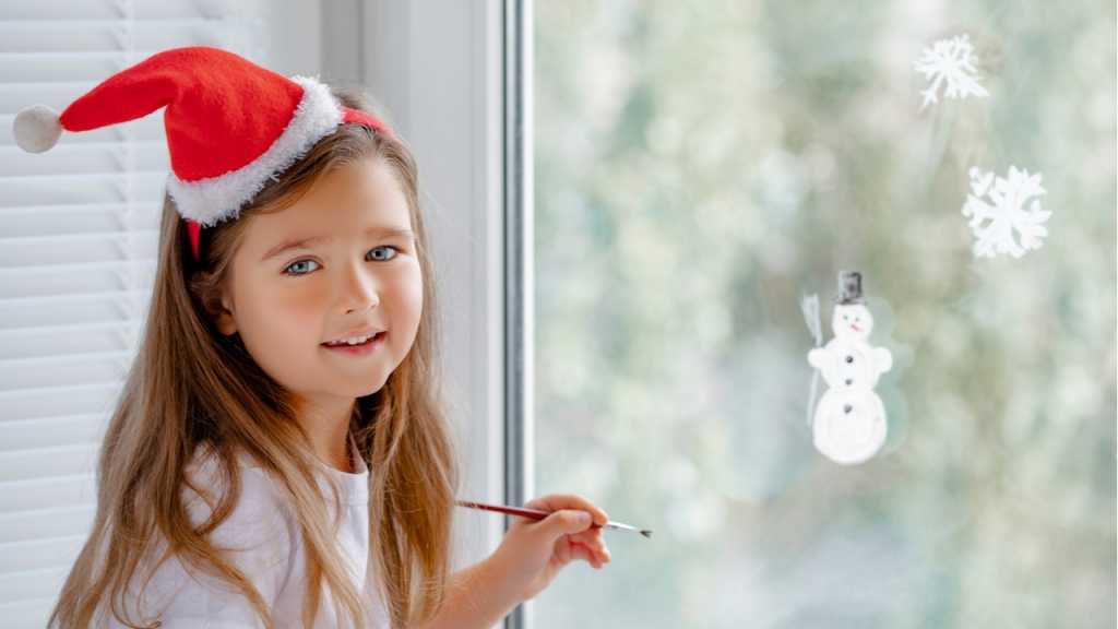 Mit Fenster-Malstiften können die Kleinen die Scheiben weihnachtlich verzieren.