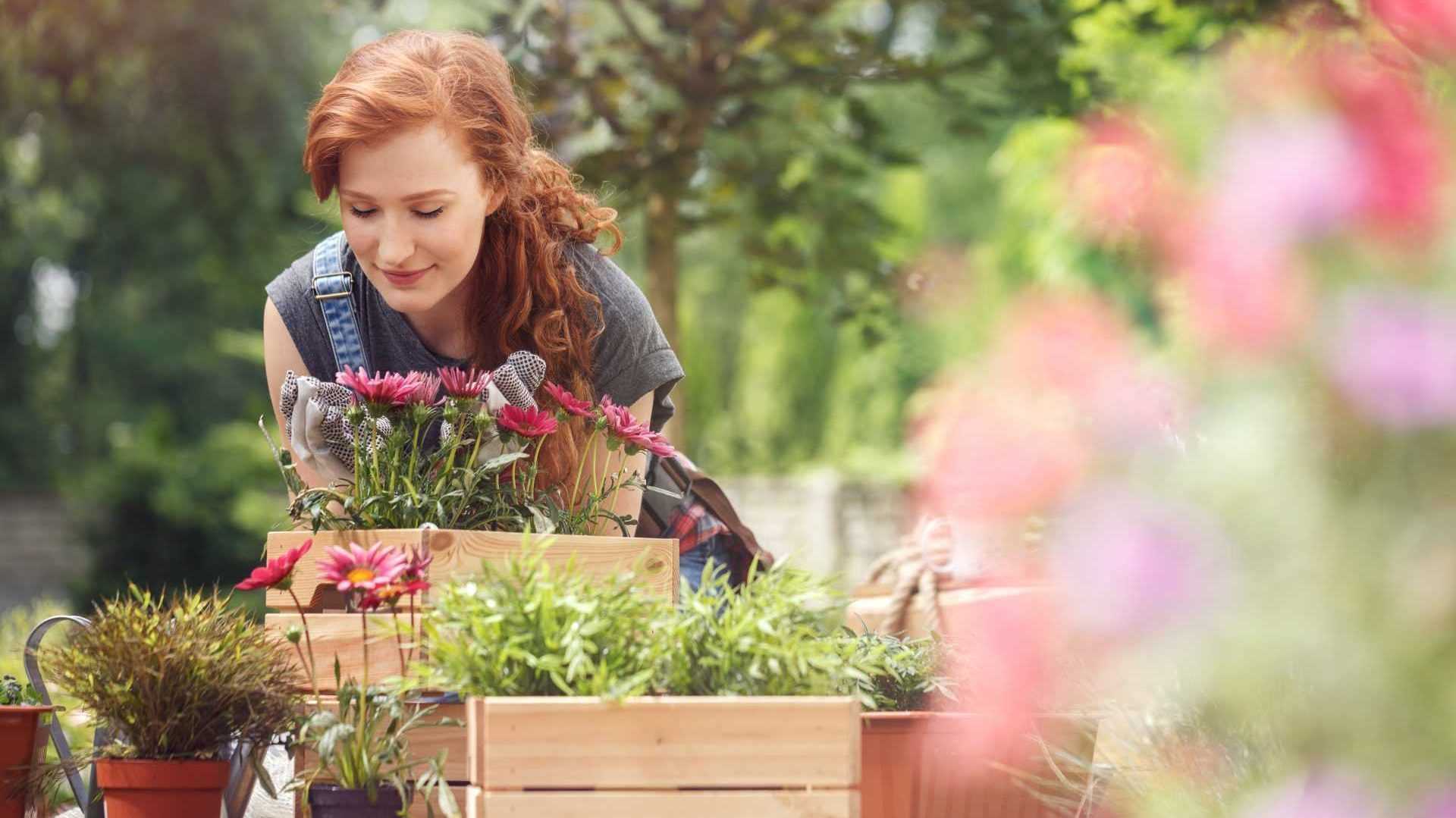Frau im Garten