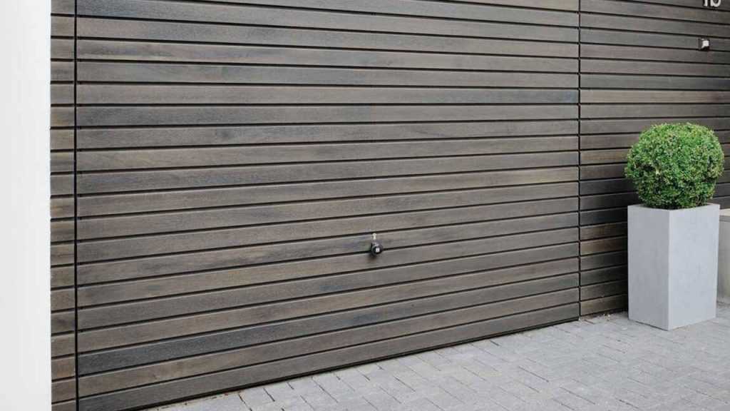 Garagentor mit Holzplanken