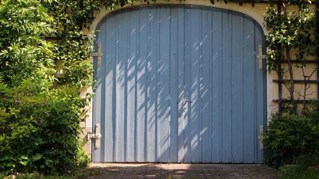 Garagentor mit Rankpflanzen