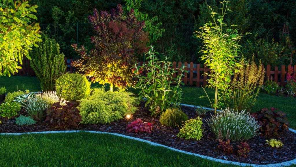 Garten am Abend mit Beleuchtung