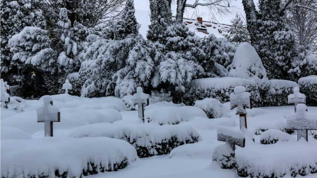 Zugeschneiter Friedhof