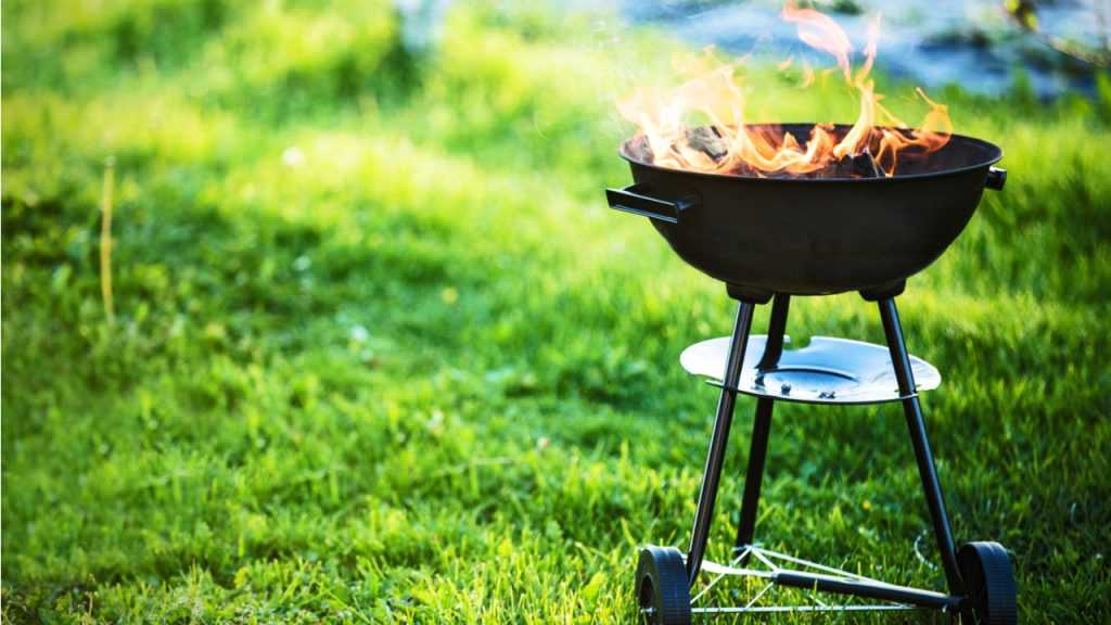 Brennender Grill auf einer Wiese