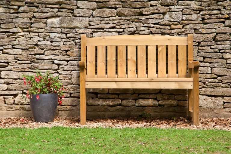 3 rustikale und klassische Holzbänke für die eigene Gartengestaltung