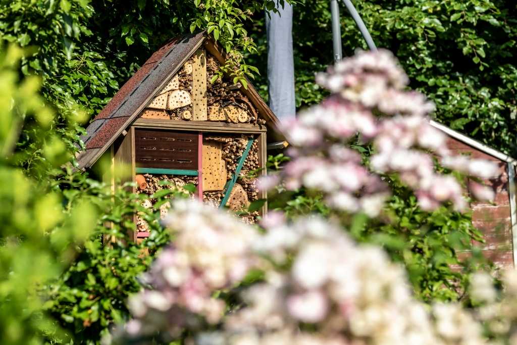 Insektenhotel im Garten selbstgebaut