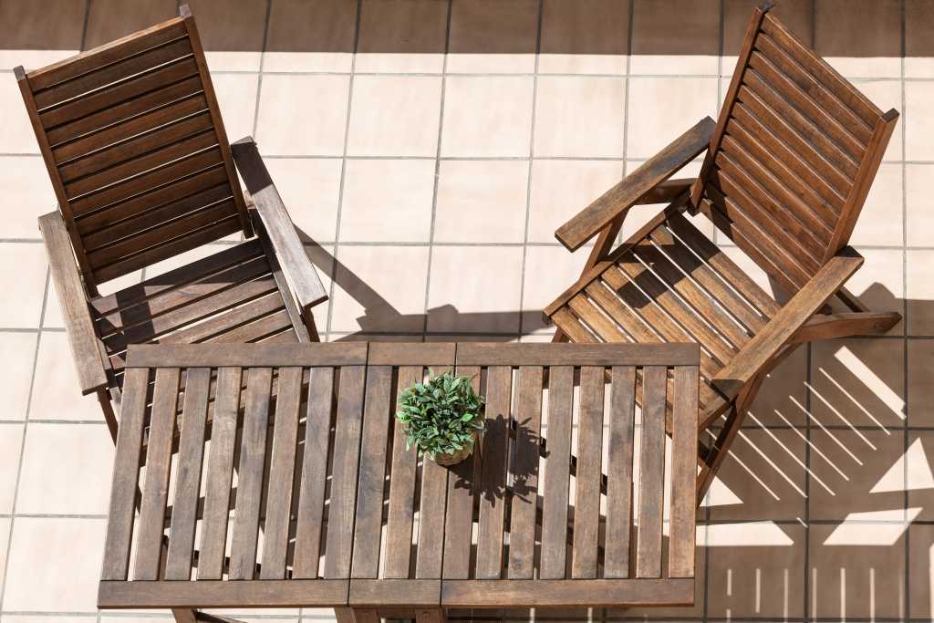 Klapptisch auf dem Balkon