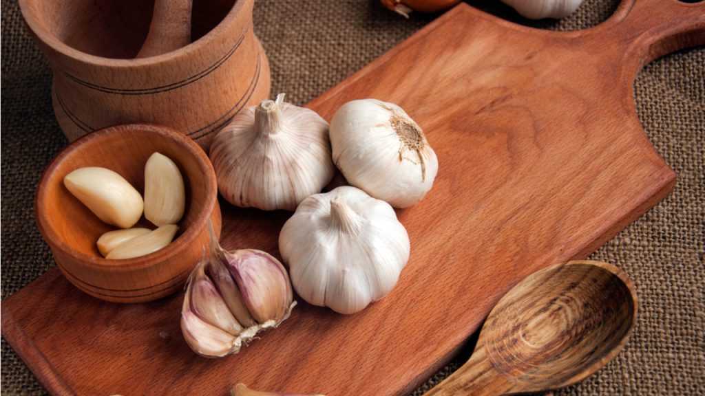 Knoblauch auf einem Holzschneidebrett