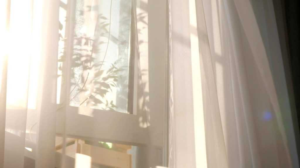 Offenes Fenster davor Gardinen