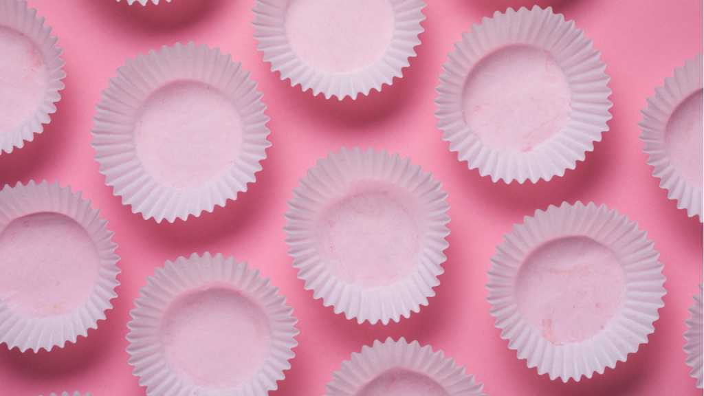 Selbst gebastelte Engel lassen sich aus Muffinförmchen herstellen.
