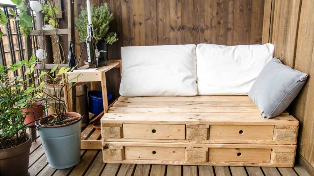 Paletten Möbel auf einer Holzterrasse