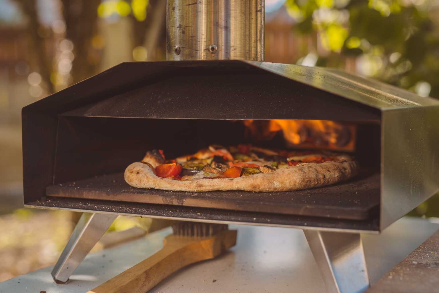 Frische Pizza aus dem eigenen Pizzaofen 3 Modelle im