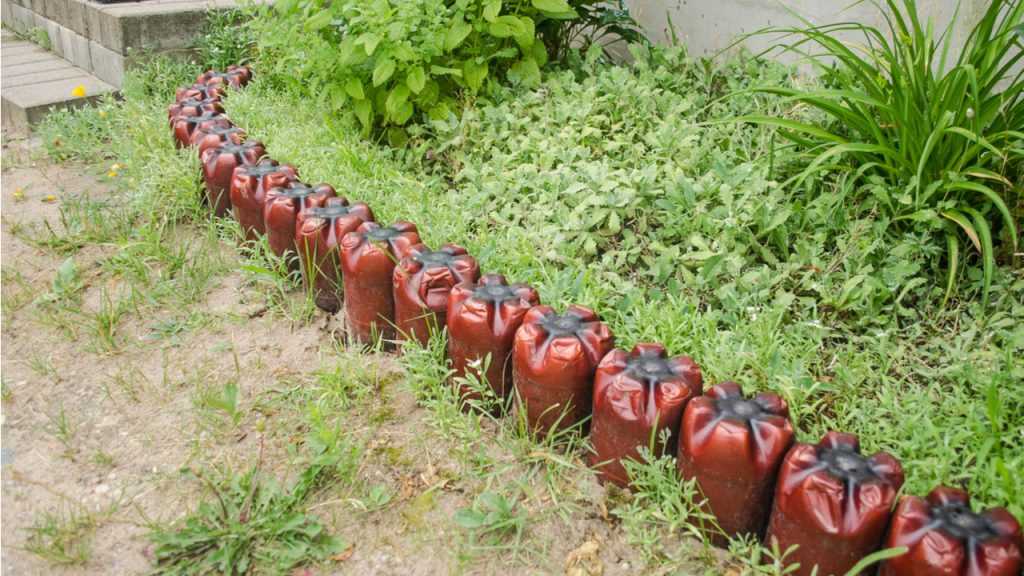 Plastikflaschen als Beeteinfassung