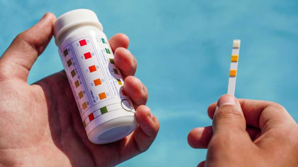 Pool Teststreifen in der Hand