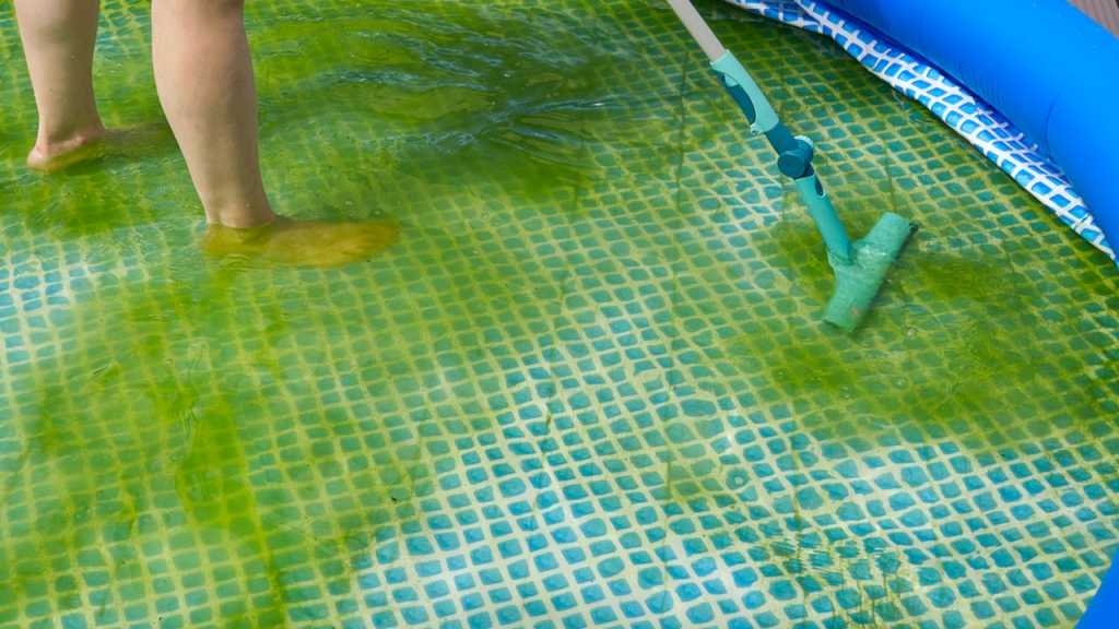 Pool wird abgesaugt