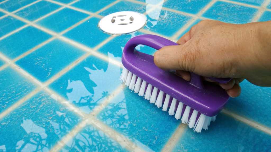 Pool wird mit einer Bürste gesäubert