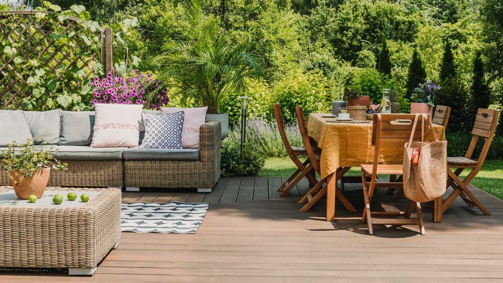 Terrasse mit stylischen Gartenmöbeln