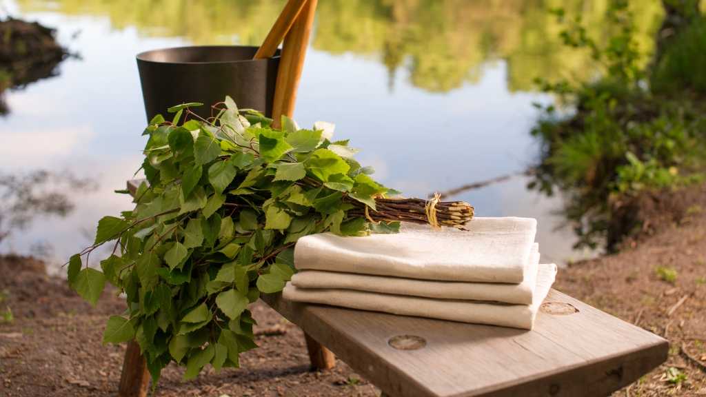 Sauna Zubehör im Außenbereich direkt am Wasser