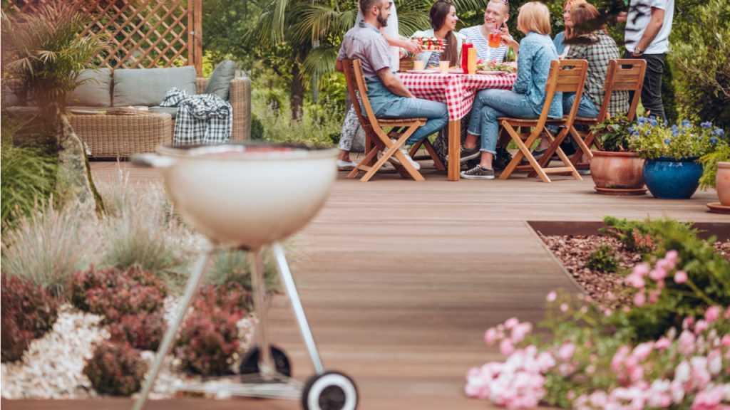 Menschen im Garten.
