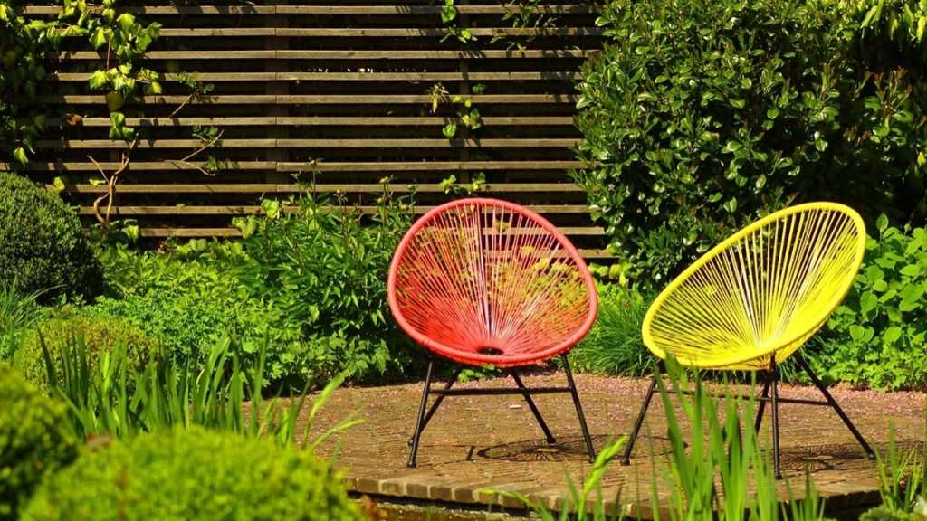 Bunte Stühle im Garten
