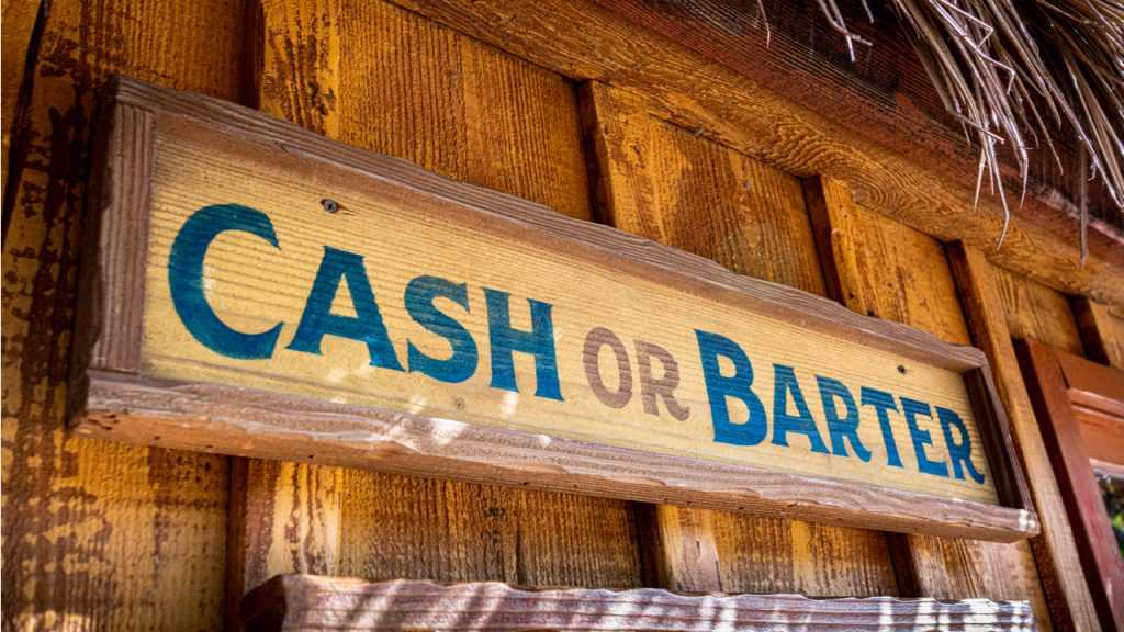 Holzschild auf dem steht: Cash or Barter