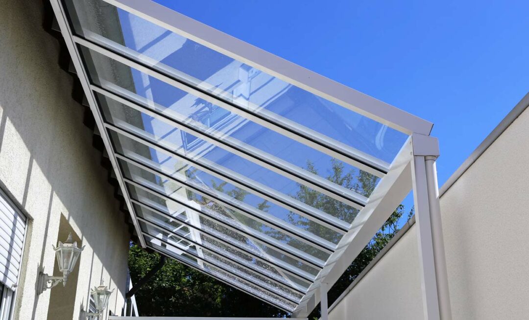 Terrassenüberdachung Kunststoff oder Glas? Eine Übersicht