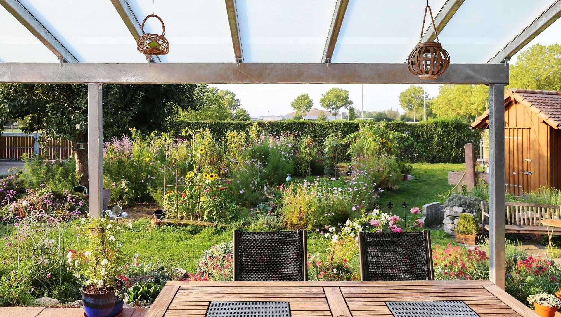Terrassenüberdachung mit Glasdach mit Blick in den Garten