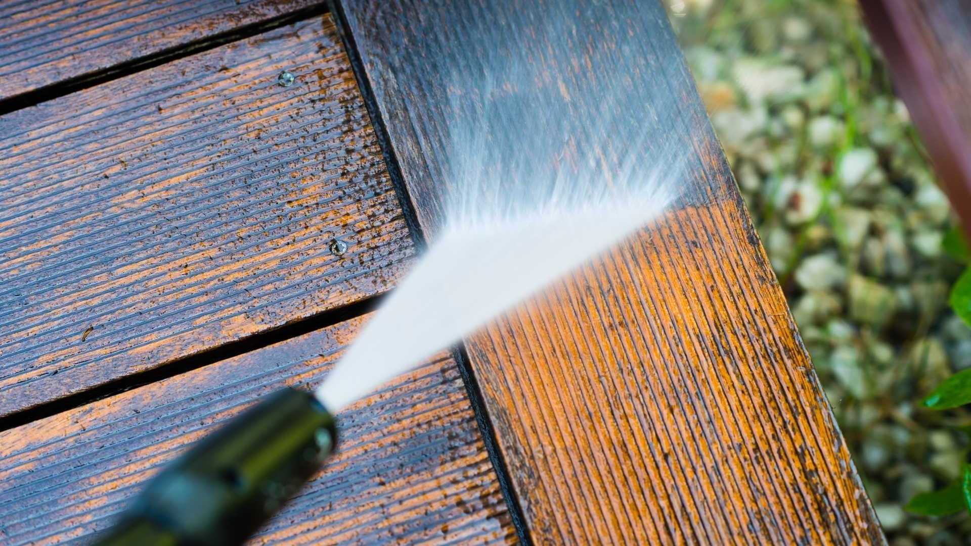 Holz wird mit Kärcher abgespült