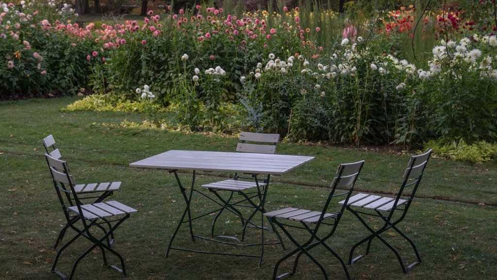 Tisch mit aufklappbaren Stühlen im Garten