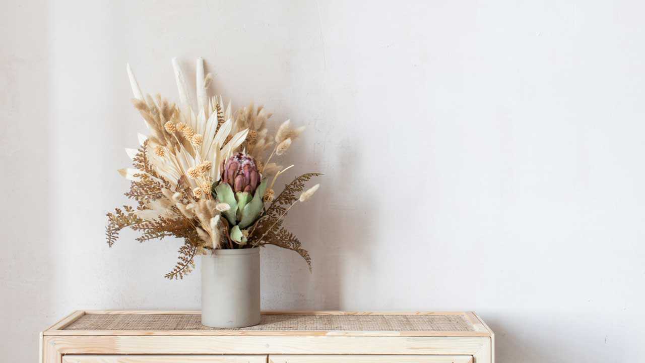 Vase mit getrockneten Blumen im Innenbereich